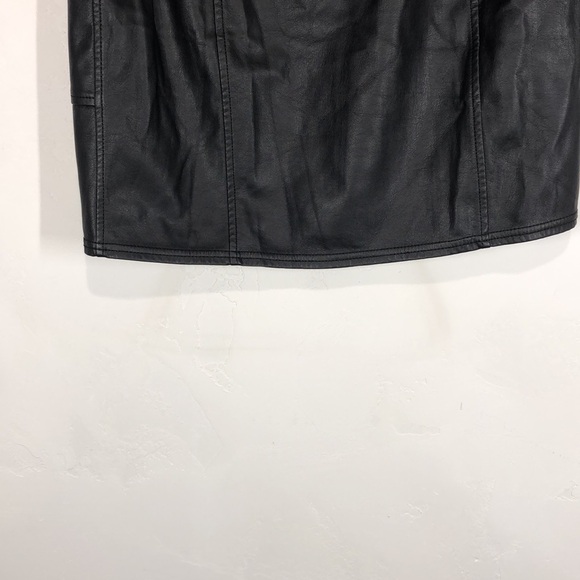 Express black faux leather mini skirt size 6 - Picture 7 of 9